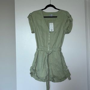 Pale tone green GUESS SL Blaire Romper size M, great for spring/summer time🥂🌿